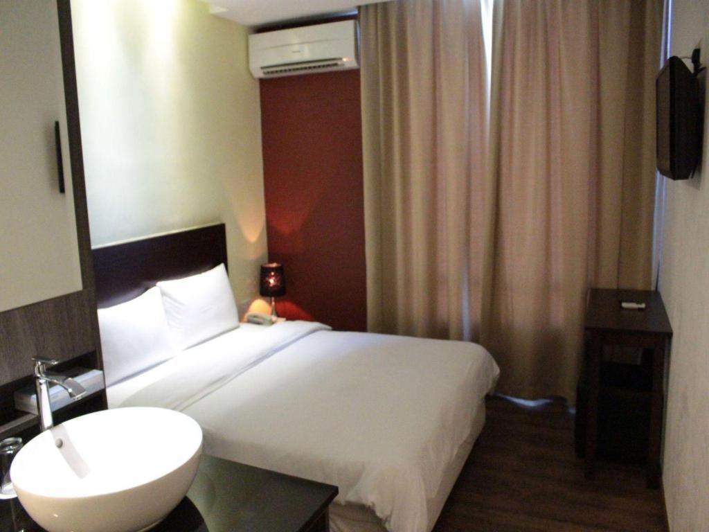 Zotel Business & Leisure Hotel Kuching Exterior photo
