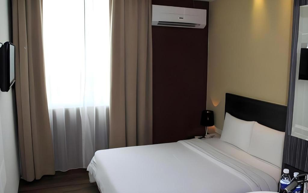 Zotel Business & Leisure Hotel Kuching Exterior photo
